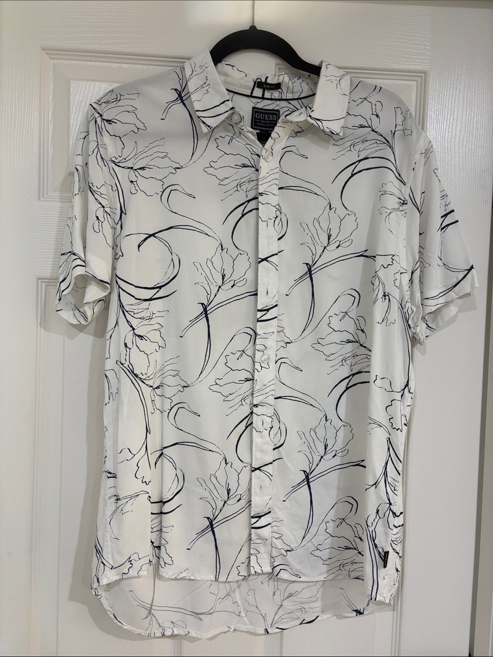 GUESS White Short-Sleeve Button-Up Shirt with Navy Floral Line Print